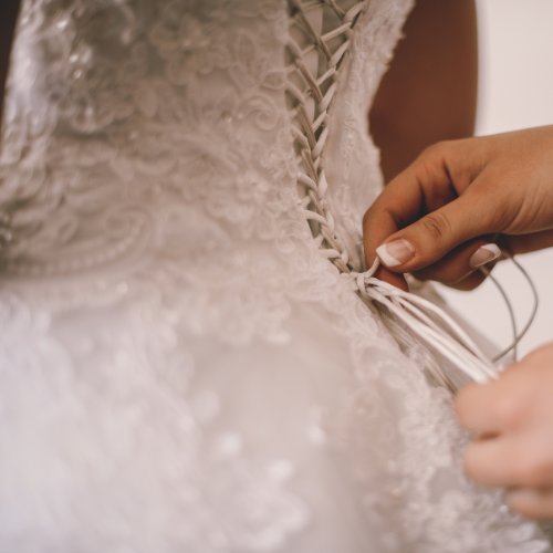 Robe de mariée et ouverture de bal : faut-il la garder ou se changer ?